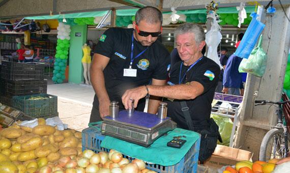 O objetivo desse tipo de fiscalização é verificar se o peso demonstrado no visor das balanças correspondente realmente ao do produto adquirido pelo consumidor (Foto: Eides Antonelli/Secom)