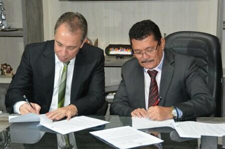 Edilberto Veras e Almiro Padilha assinam acordo de cooperação (Foto: Divulgação)