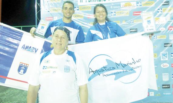 O nadador Eduardo Amorim (esq.), da Apabv, a técnica Astréa Teca Marinho (dir.), da Aquática Marinho, e a presidente da Fedar, Gilda Hupsel (Foto: Divulgação/Ilustração 2014)