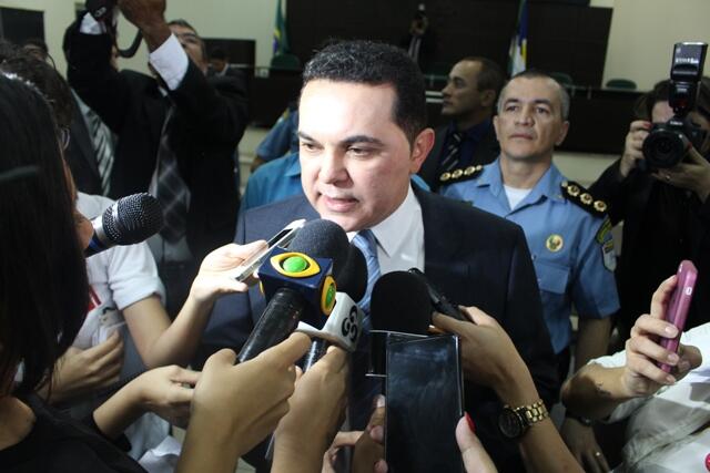 A sessão de hoje só teve início por volta das 11h (Foto: Diane Sampaio)
