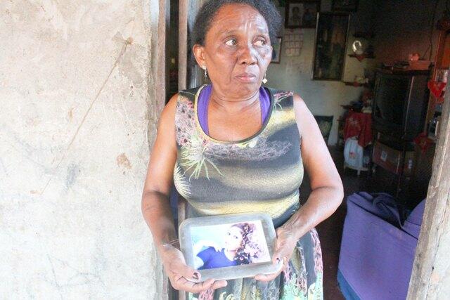 Dona Helena Oliveira teme pela vida da neta que não recebe alimentação na prisão (Foto: Diane Sampaio)