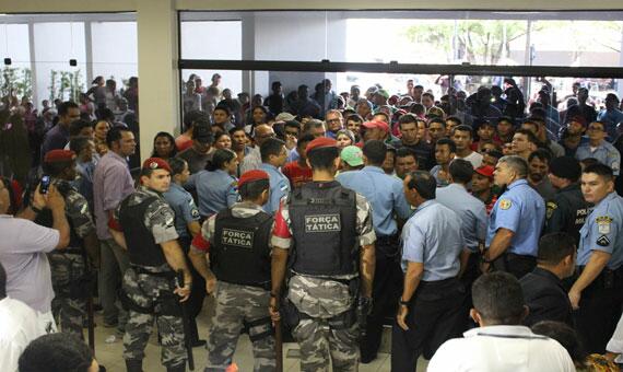 Manifestantes não aceitaram a determinação de que não poderiam entrar porque a Casa já estava lotada (Foto: Diane Sampaio)