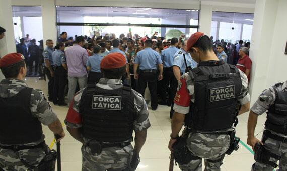 Policiais militares fizeram cordão de isolamento para impedir entrada de manifestantes (Foto: Diane Sampaio)