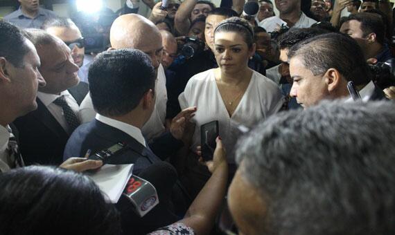 Deputado Jalser Renier quando foi ao encontro da secretária e dos manifestantes (Foto: Diane Sampaio)