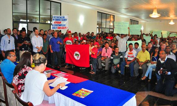 Integrantes de movimentos sociais acompanharam a assinatura da mensagem governamental (Foto: Rodrigo Sales)