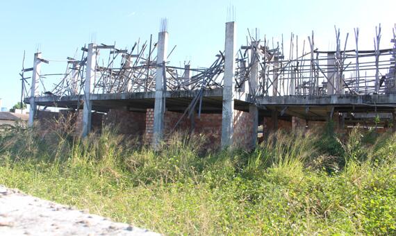 Segundo os moradores, construção foi interrompida há cerca de dois anos (Foto: Diane Sampaio)