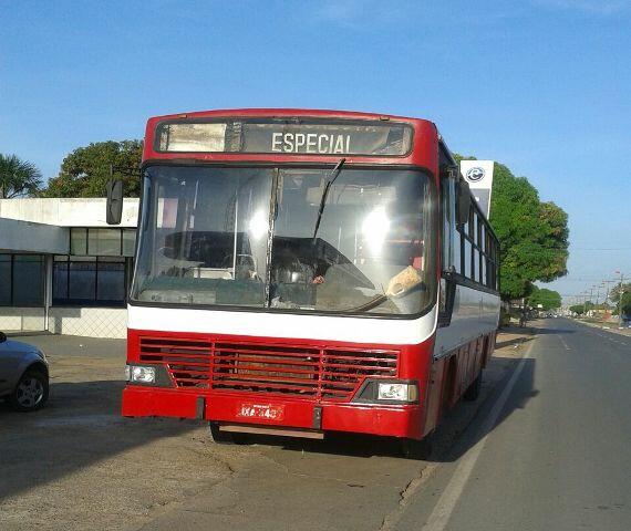 Ônibus que leva os funcionários até o Matadouro parou no meio do caminho por falta de combustível (Foto: João do Povo)