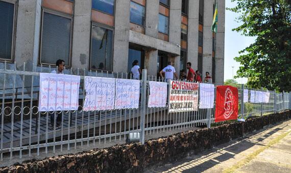 Lideranças de movimentos sociais protestaram em frente à sede da Receita Federal (Foto: Rodrigo Sales)