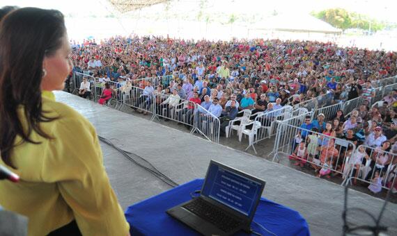Governadora Suely Campos acompanhou o sorteio das chaves para as famílias que irão integrar o conjunto habitacional (Foto: Rodrigo Sales)