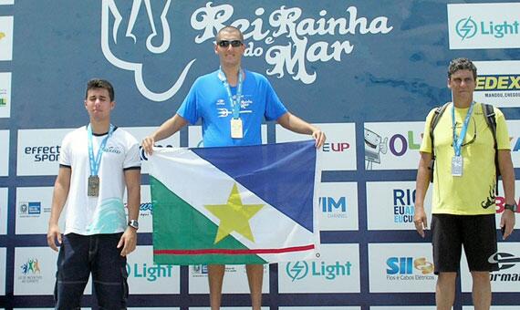 Atleta exibe a bandeira de Roraima, no pódio da terceira etapa do circuito, em dezembro de 2012 (Foto: Divulgação)