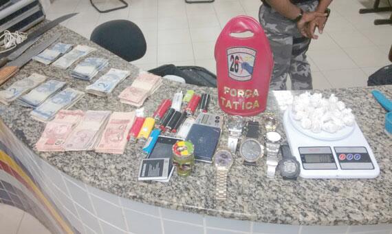 Drogas, equipamentos e dinheiro foram apreendidos na boca de fumo, no bairro Nova Cidade (Foto: Divulgação)