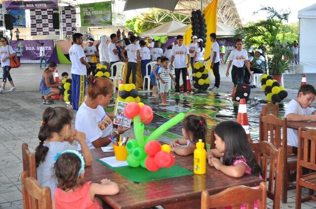 Crianças participam de brincadeiras e leituras no stand do Detran, durante encerramento da Semana Nacional de Trânsito (Foto: Samara Cordeiro)