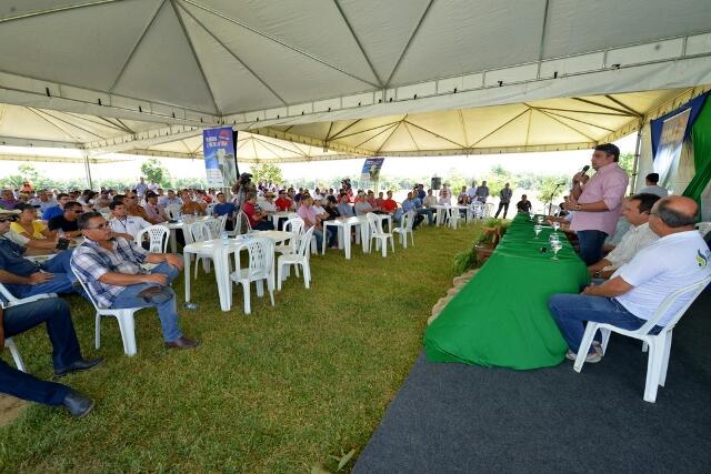 Termo de compromisso foi firmado durante lançamento da campanha de vacinação contra Febre Aftosa (Foto: Divulgação)