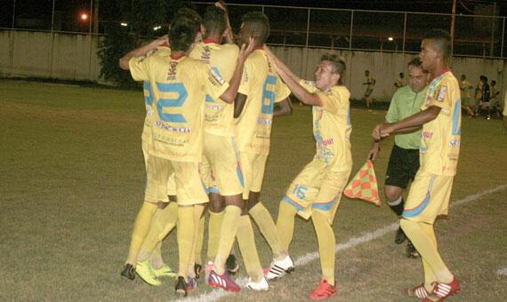 Jogadores abraçam Nilson após o jogador abrir o placar para o GAS (Foto: Lucas Luckezie)