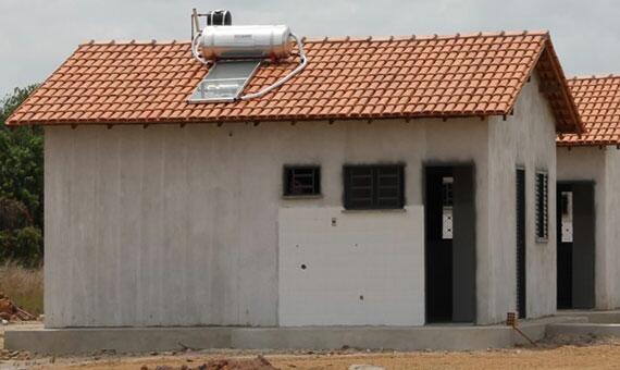 Nas casas do “Minha Casa, Minha Vida”, uso do sistema de aquecimento solar de água pode gerar economia de até 40% na conta de luz (Foto: Vanessa Vieira)