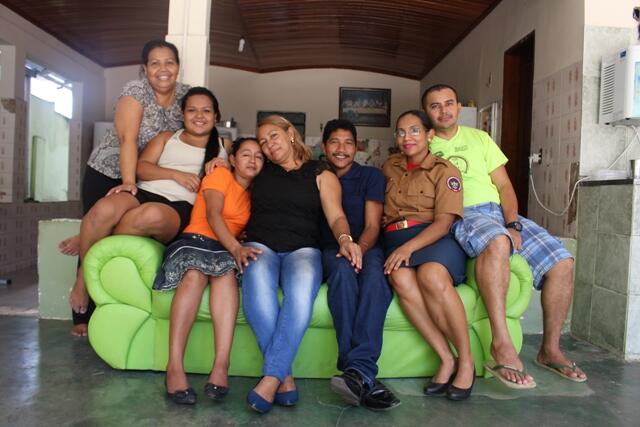 Dalva (ao centro) e Maria Luiza (de laranja) ladeados por amigos que auxiliaram no reencontro das duas (Foto: Diane Sampaio)