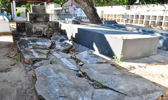 Familiares de túmulos abandonados terão prazo até 21 de outubro para regularizarem situação (Foto: Rodrigo Sales)