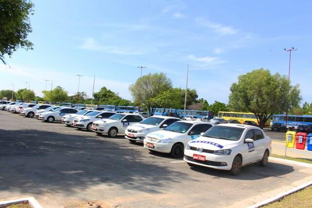 Fileira de veículos estão estacionados na Praça Fábio Marques Paracat (Foto: Diane Sampaio)