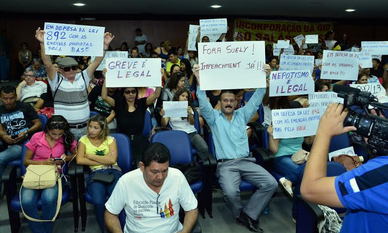Professores em greve acompanharam a sessão plenária de hoje na Assembleia