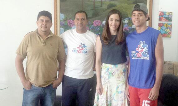 Da dir. para a esq., o jogador Lucas Eduardo, a secretária Emília Campos (Setrabes), o professor Peteleco e o pai de Lucas, Antonio Lopes (Foto: Divulgação)