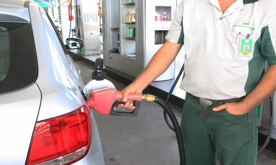 Alguns postos de combustíveis já estavam com preço reajustado ontem à tarde (Foto: Arquivo/Folha)