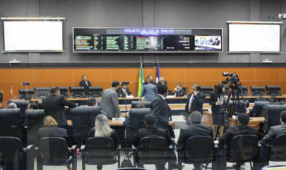 Deputados governistas decidiram se retirar do plenário, mas não conseguiram impedir a votação (Foto: Diane Sampaio)