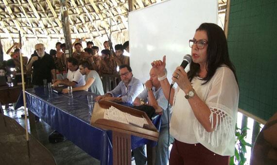 Governadora Suely Campos pediu apoio dos índios para resolver problema energético de Roraima (Foto: Elinaldo Santos/Secom)