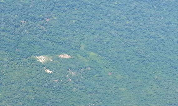 Imagens aéreas mostram o extrativismo ilegal cometido por garimpeiros na Serra da Estrutura (Foto: Darío Yanomami/Fotos do dia)