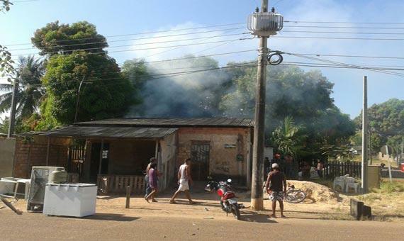 Corpo de Bombeiro conseguiu evitar que chamas destruíssem a casa por completo (Foto: Divulgação)