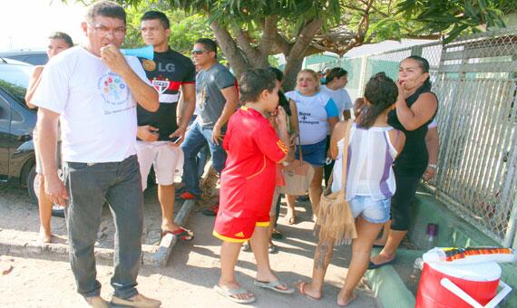 Profissionais de enfermagem enquanto aguardavam reunião com o governo (Foto: Diane Sampaio)