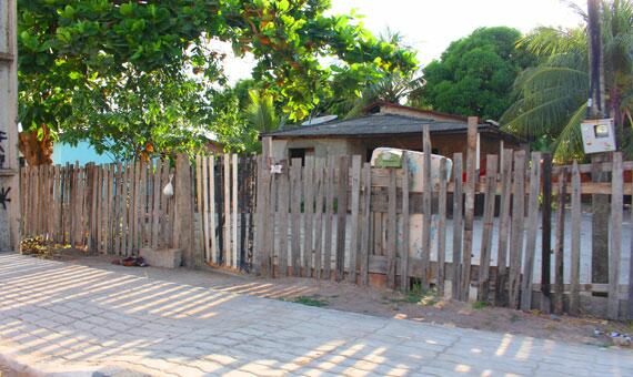 Rapaz foi morto quando estava na frente desta casa, em acerto de conta (Foto: Diane Sampaio)