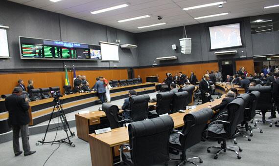 Deputados governistas alegam que foram pegos de surpresa com inclusão de votação em cima da hora (Foto: Diane Sampaio)