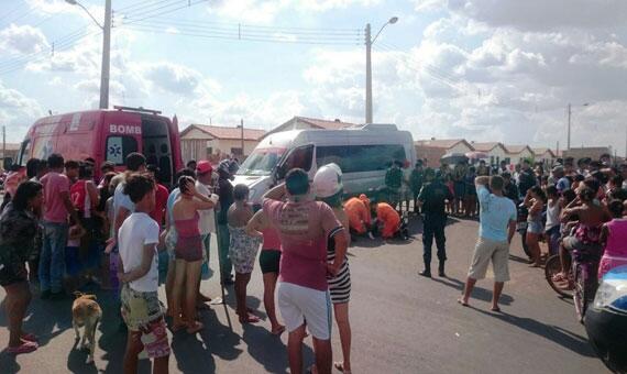 Socorristas do Corpo de Bombeiro ainda tentaram reanimar motorista, mas ele morreu no local (Foto: Divulgação)