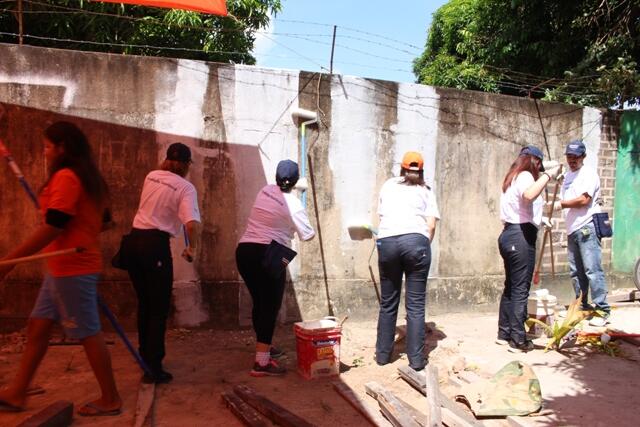 A pintura do muro da Anjos de Luz foi uma das ações desenvolvidas no dia do volulntariado