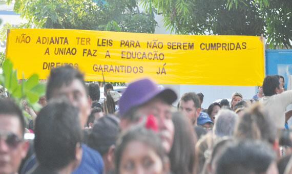 Professores continuam mobilizados na Praça do Centro Cívico desde 10 de agosto (Foto: Rodrigo Sales)