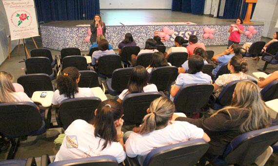 Servidores tiraram dúvidas e aprenderam ações de prevenção à doença (Foto: Diane Sampaio)