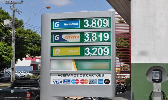 Em alguns postos, litro da gasolina ainda custa R$ 3,80 (Foto: Samara Cordeiro)