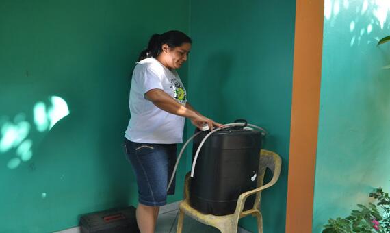 Moradora usa garrafão de 50 litros para armazenar água durante o dia (Foto: Samara Cordeiro)
