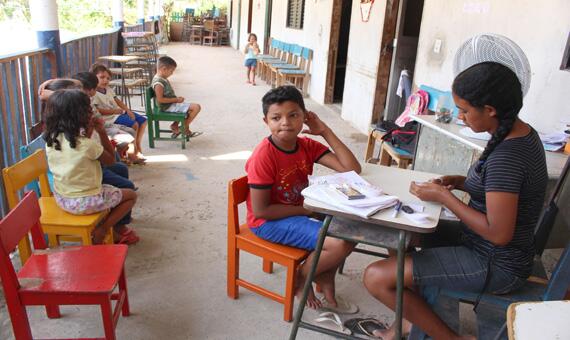 Crianças aprendem a ler e escrever na creche Pequeno Príncipe (Foto: Diane Sampaio)