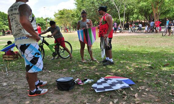Até os adultos entraram na brincadeira de empinar pipas na Praça Germano Augusto Sampaio (Foto: Rodrigo Sales)