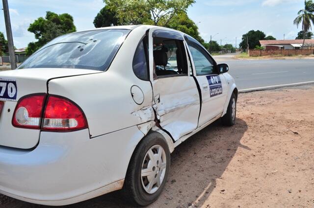 Veículo teria colidido com uma caminhonete L-200 na Avenida Amazonas (Foto: Rodrigo Sales)