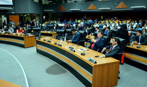 Embora tenha havido empate, ninguém se atentou para o Regimento, que diz que deveria haver nova votação (Foto: Charles Wellington/SupCom-ALE)