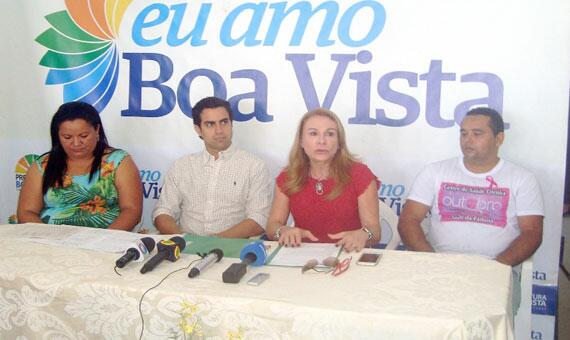 Prefeita Teresa Surita, ao lado do secretário de Saúde, Rodrigo Jucá, fez o anúncio para a imprensa (Foto: Ribamar Rocha)