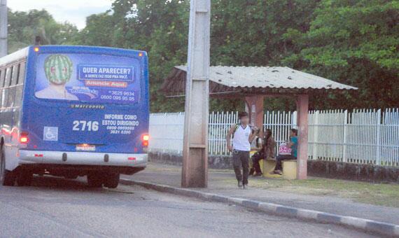 Pedestres, motociclistas e até mesmo quem espera na parada de ônibus é vítima dos assaltantes (Foto: Rodrigo Sales)