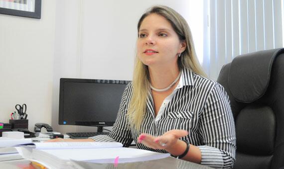 Procuradora-geral do município, Marcela Medeiros: “31,32% serão destinados a investimentos em educação e 19,35% para a saúde” (Foto: Rodrigo Sales)
