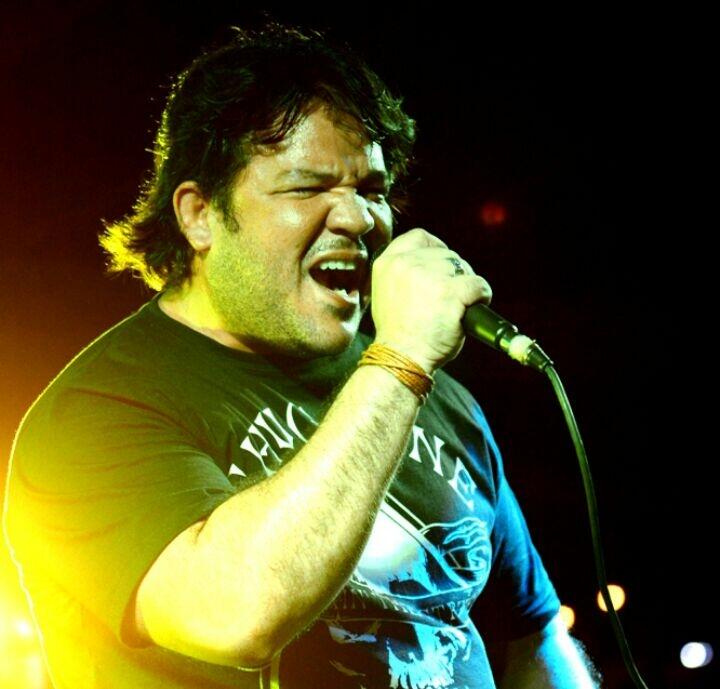 O happy hour de amanhã terá o vocalista da Banda Garden, Siddhartha Brasil