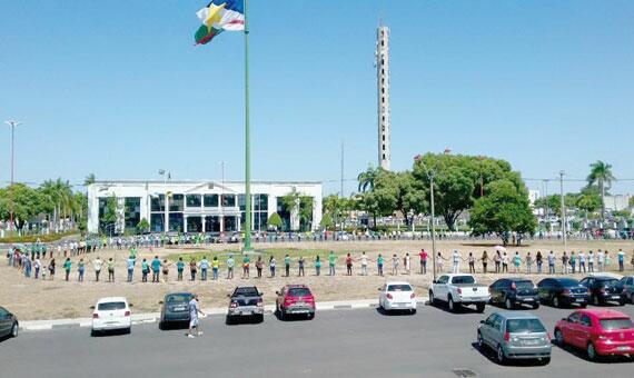 Grevistas deram as mãos em frente ao Palácio do Governo para lembrar Dia do Professor (Foto: Divulgação/Facebook)