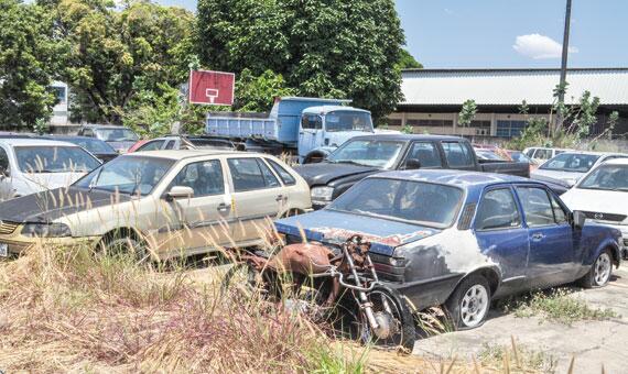 Carros retidos no pátio da antiga Sesp foram transferidos para um galpão do governo no bairro Caranã (Foto: Rodrigo Sales)