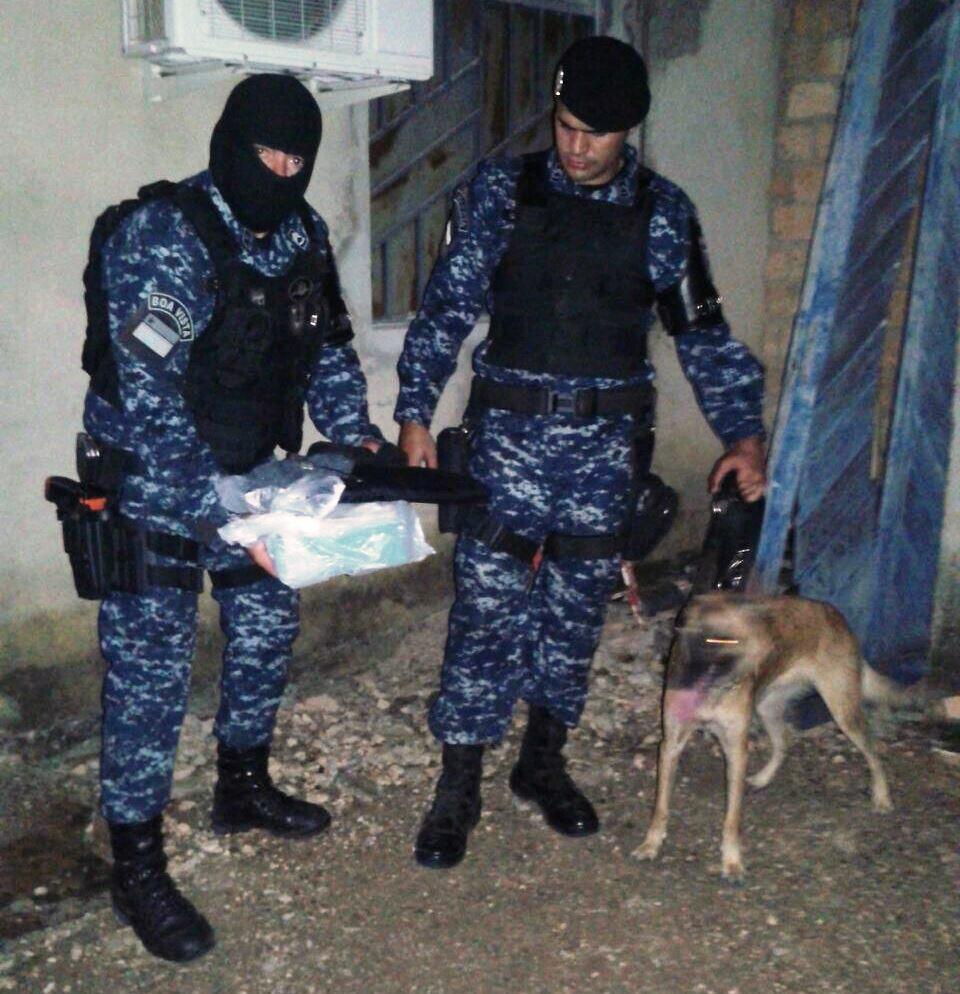 No local, a Polícia encontrou armamentos, munição, drogas e uma moto roubada