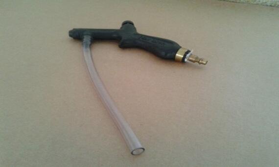 Dupla usou uma pistola de compressor de ar para simular uma arma (Foto: Divulgação)